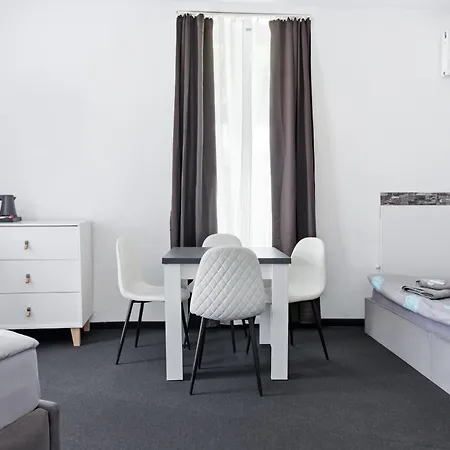 70s Guest בית הארחה